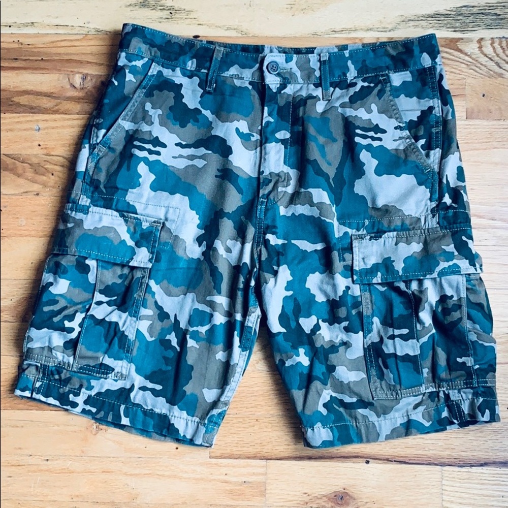Men’s camouflage cargo shorts
